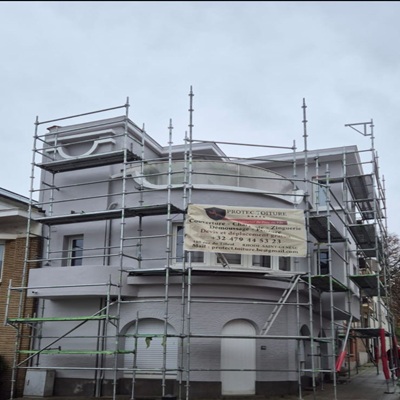 Ravalement de façade d'un immeuble en briques à Uccle. Chantier sécurisé avec échafaudage complet et bâche Protec Toiture. Rénovation pro par un expert local