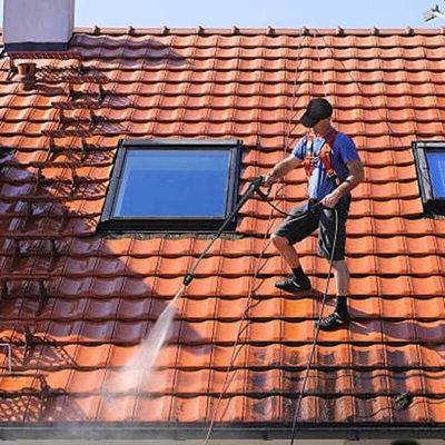 Démoussage de toiture au Brabant Wallon : entretien complet et traitement anti-mousse pour prolonger la durée de vie de vos tuiles. Expertise locale Protect Toiture.