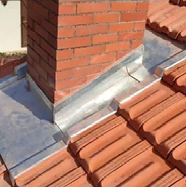 Réparation de fuite sur corniche en zinc et vérification de l'étanchéité de la toiture en ardoises. Service de dépannage rapide par Protec Toiture.