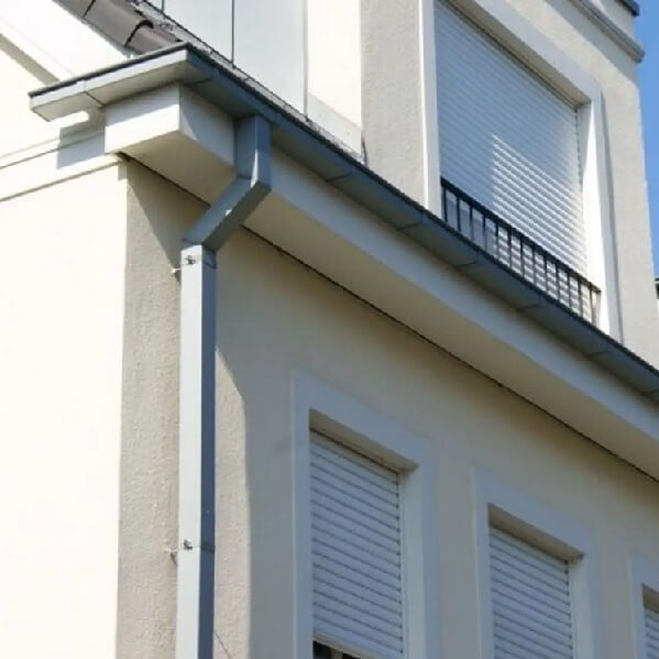 Réparation de fuite sur corniche en zinc et vérification de l'étanchéité de la toiture en ardoises. Service de dépannage rapide par Protec Toiture.