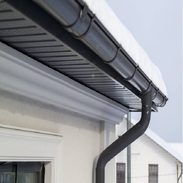 Réparation de fuite sur corniche en zinc et vérification de l'étanchéité de la toiture en ardoises. Service de dépannage rapide par Protec Toiture.
