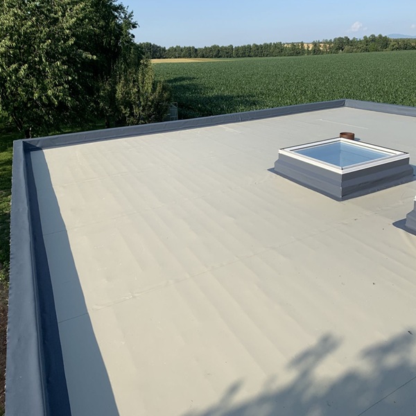 Préparation de la charpente pour isolation de toiture par l'extérieur (Sarking) avec pose d'écran sous-toiture étanche.